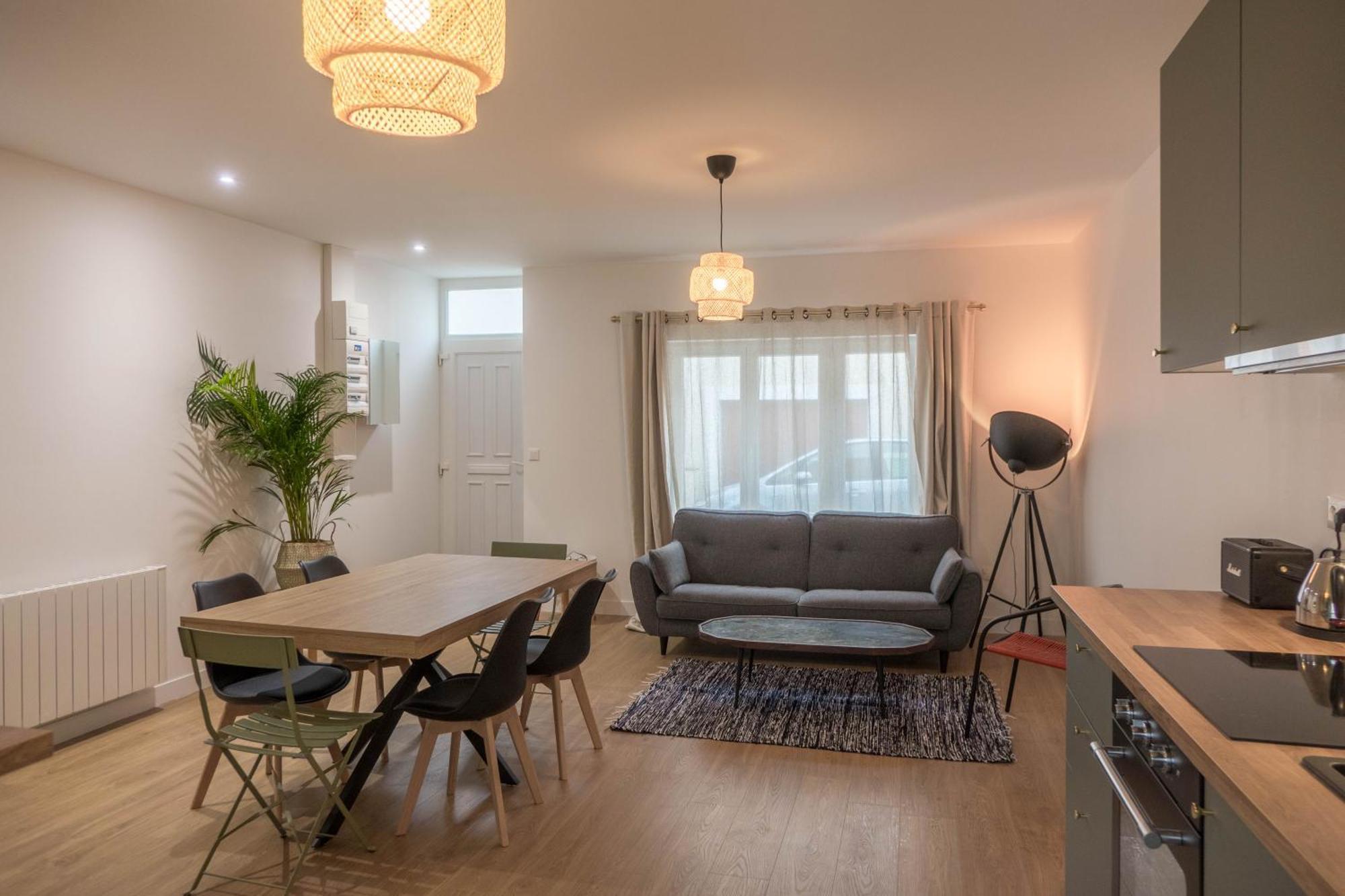 Beau Quartier Et Central, Maison Spacieuse Avec Cour, 3 Chambres, 3 Salles De Bains A 10 Min A Pied De La Gare Orléans Exterior photo